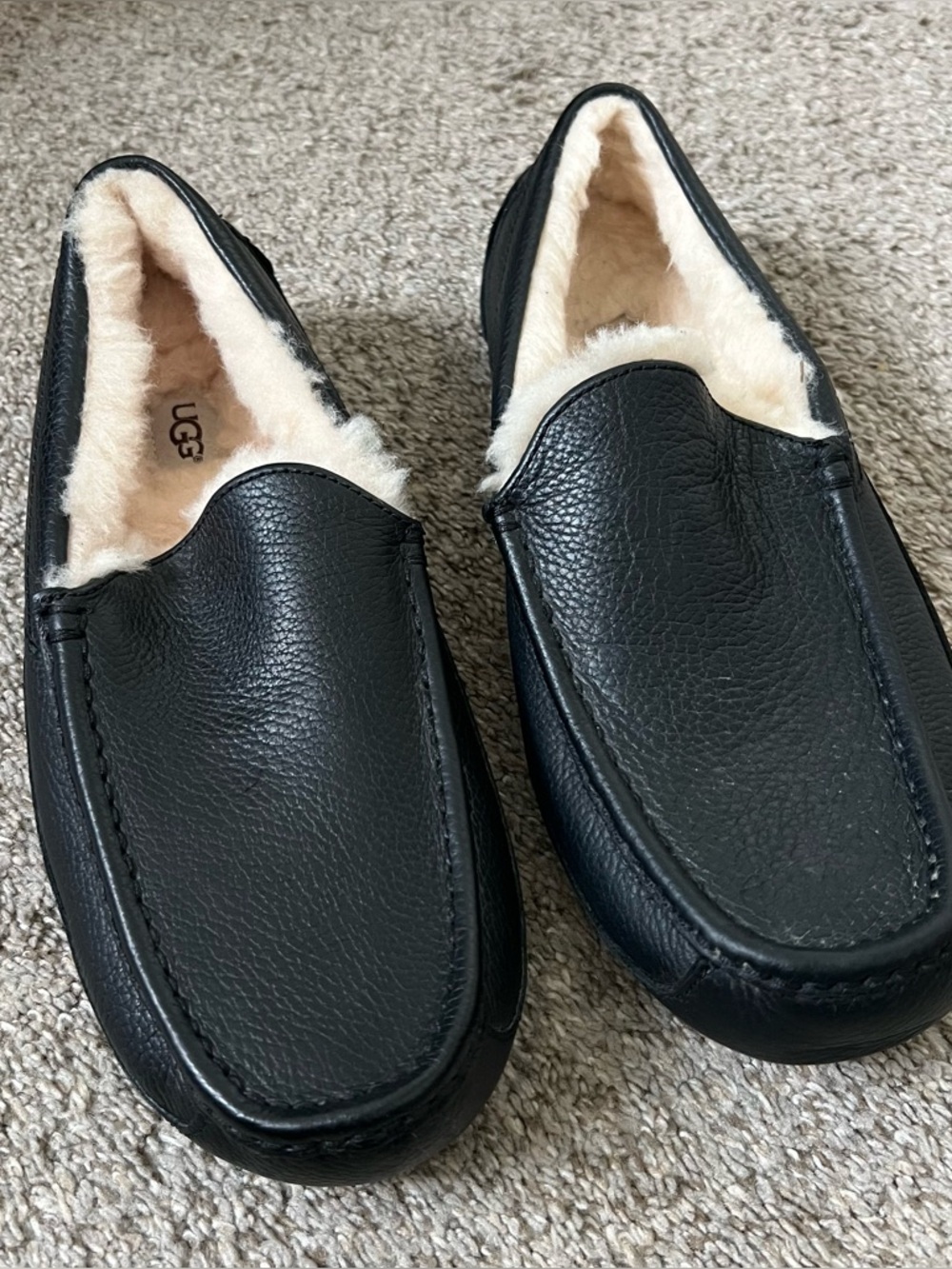 UGG Men’s Black Leather Shearling-Lined Slipper Size 10
